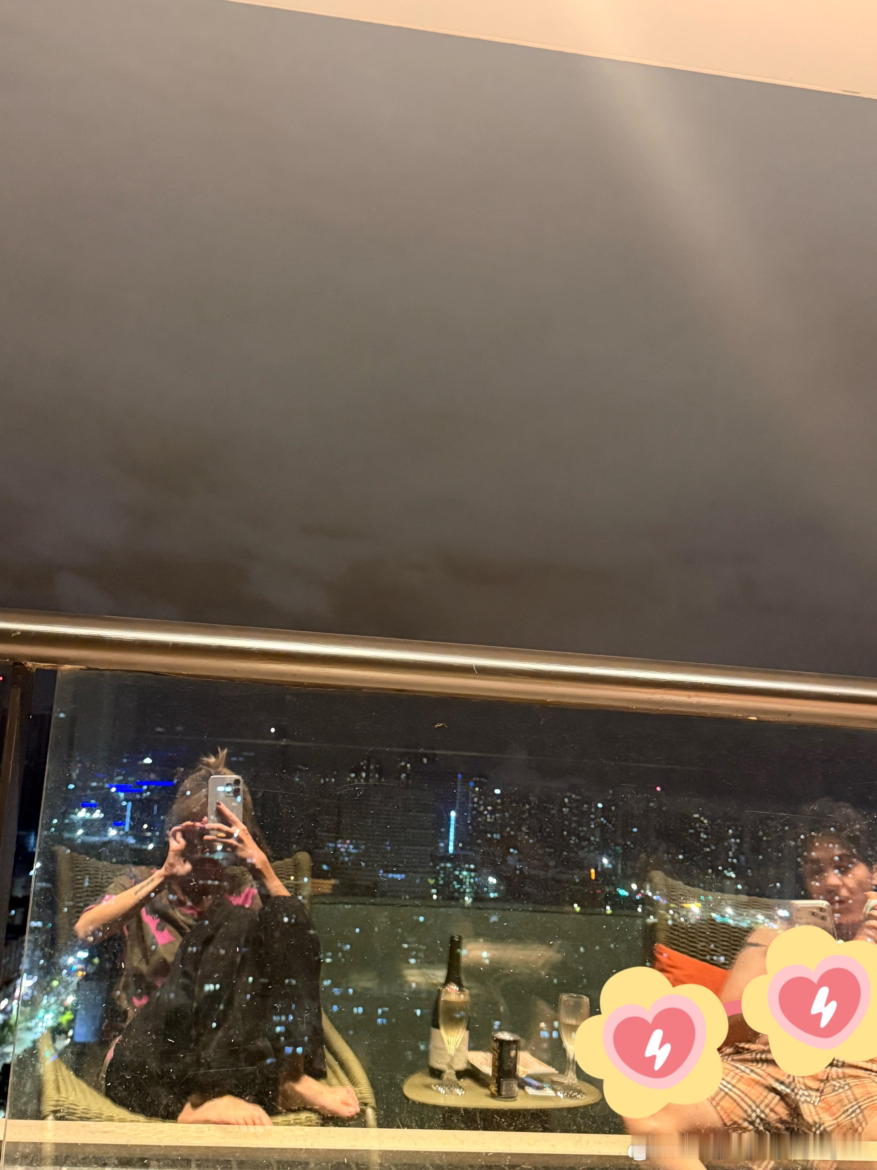 他吃了根 玉米肠🤣然后说点了下酒菜 我看着短剧 我说为什么人家接吻接得那么得劲