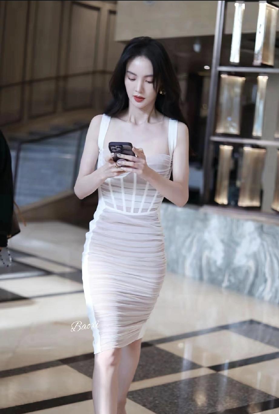 这么美的金晨，真的让人惋惜！如果我是她，我不会选择沉默，立刻做三件事:

1、勇