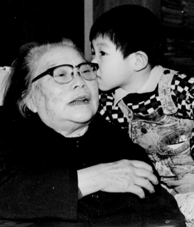 1983年，朱国华因触犯法律被枪决。次日，康克清上车后突然对司机说：“我孙子昨天