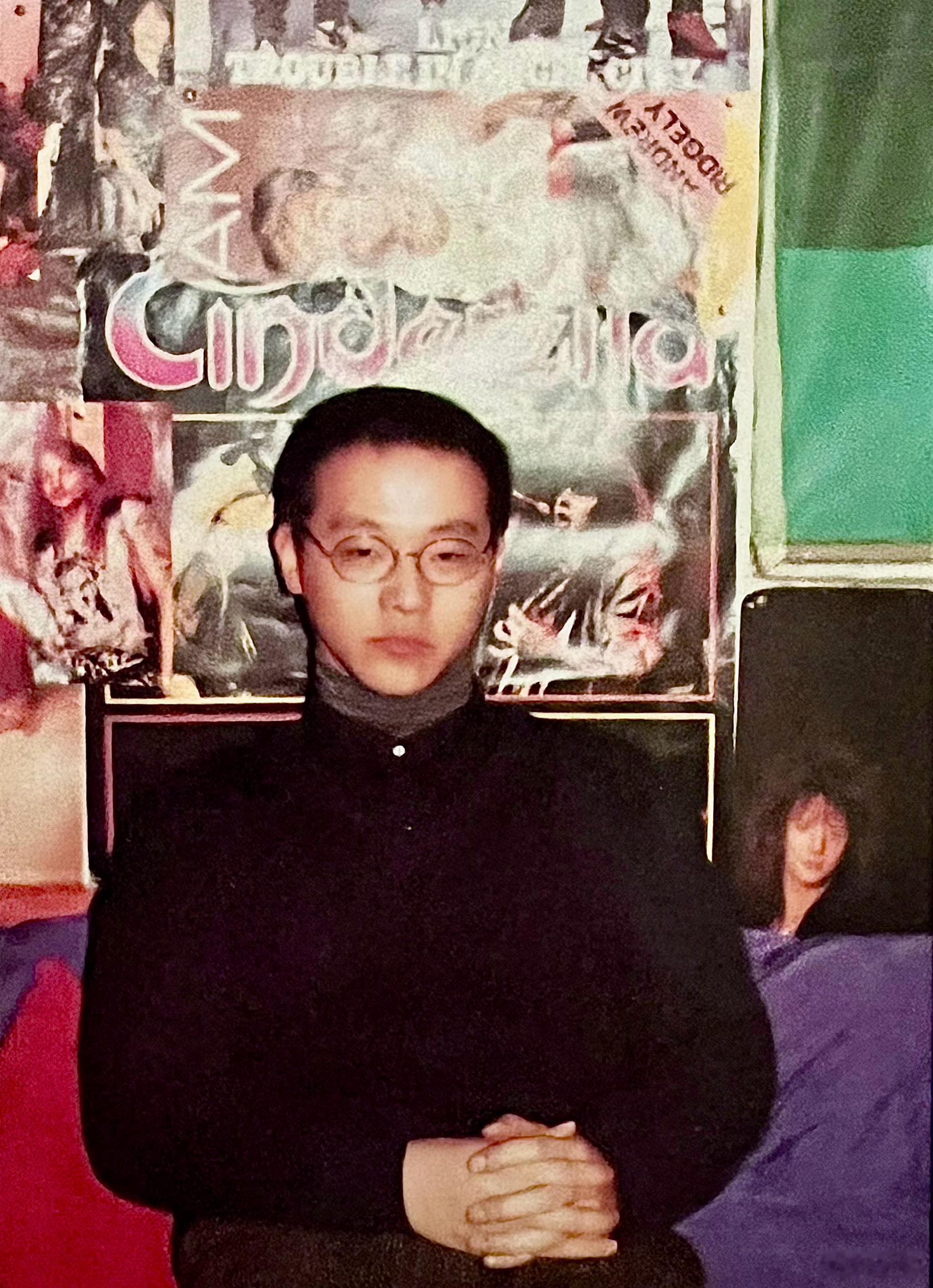 关于“窦家小屋”：窦唯坐在“灰姑娘”乐队的海报前，张亚东正拨弄着吉他。 