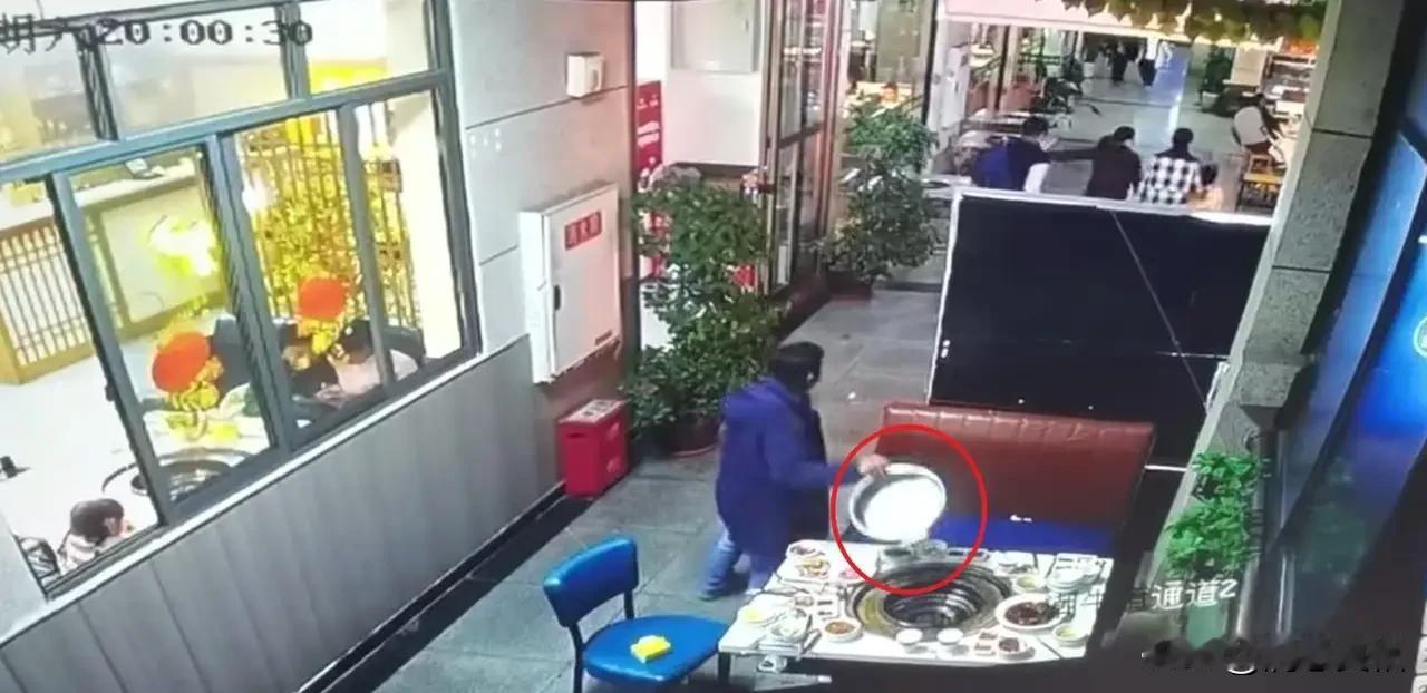 重庆吃火锅逃单并偷锅，已构成盗窃罪。警方介入，人脸一比对，啥信息都有了，这下5个