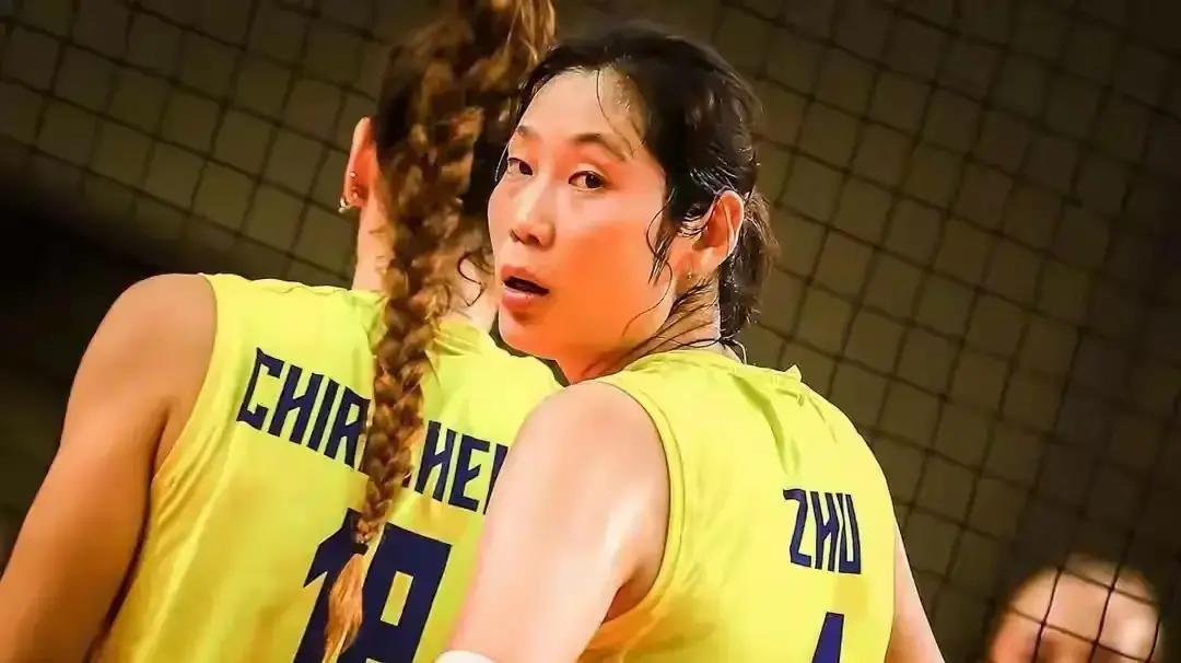 朱婷在意大利半决赛连抡18分，场馆热得像蒸笼，她喘着粗气说“快被烤干”。教练死用