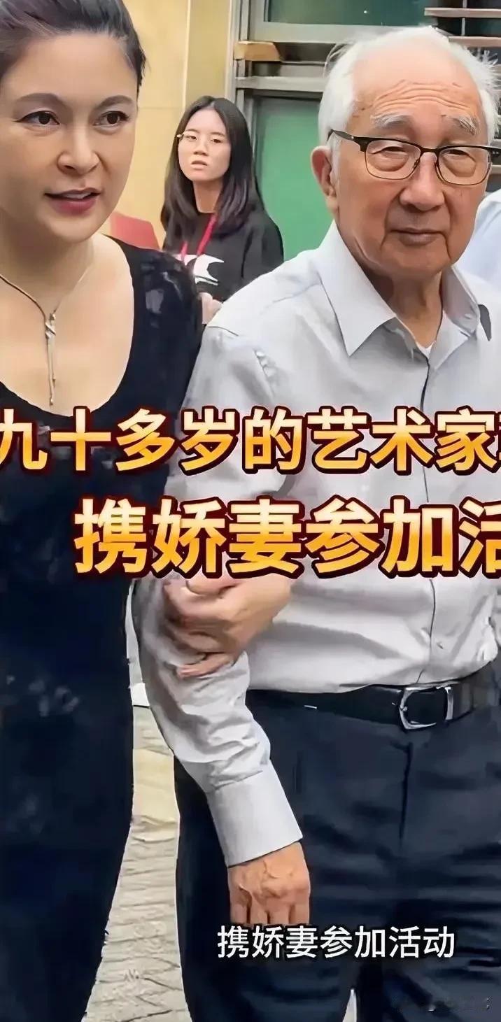 如果走到大街上，你绝对不会想到这是才刚结婚一年的“新婚夫妇”。先看这位女士，一身