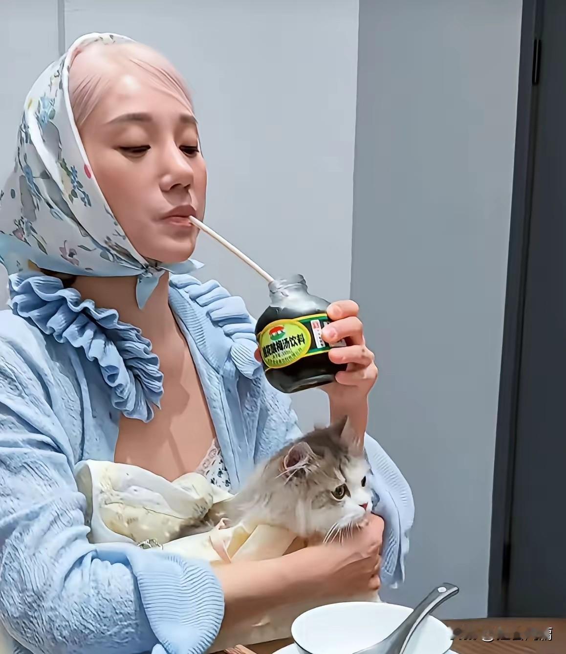 这个小女孩打扮的还真挺另类的，一看就与众不同。我说的就是秦淑培前夫的现任。

赵