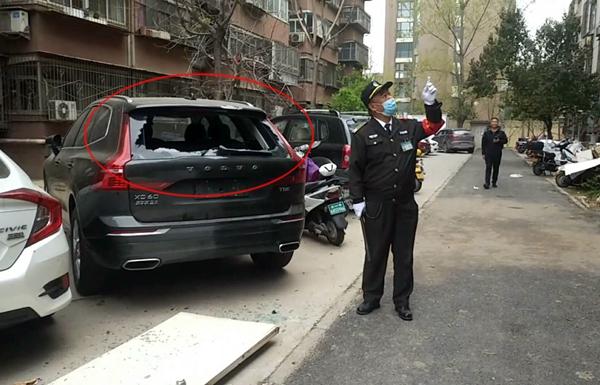「」又是高空坠物!郑州一七层楼飞下一扇门,50万新车车窗被砸穿