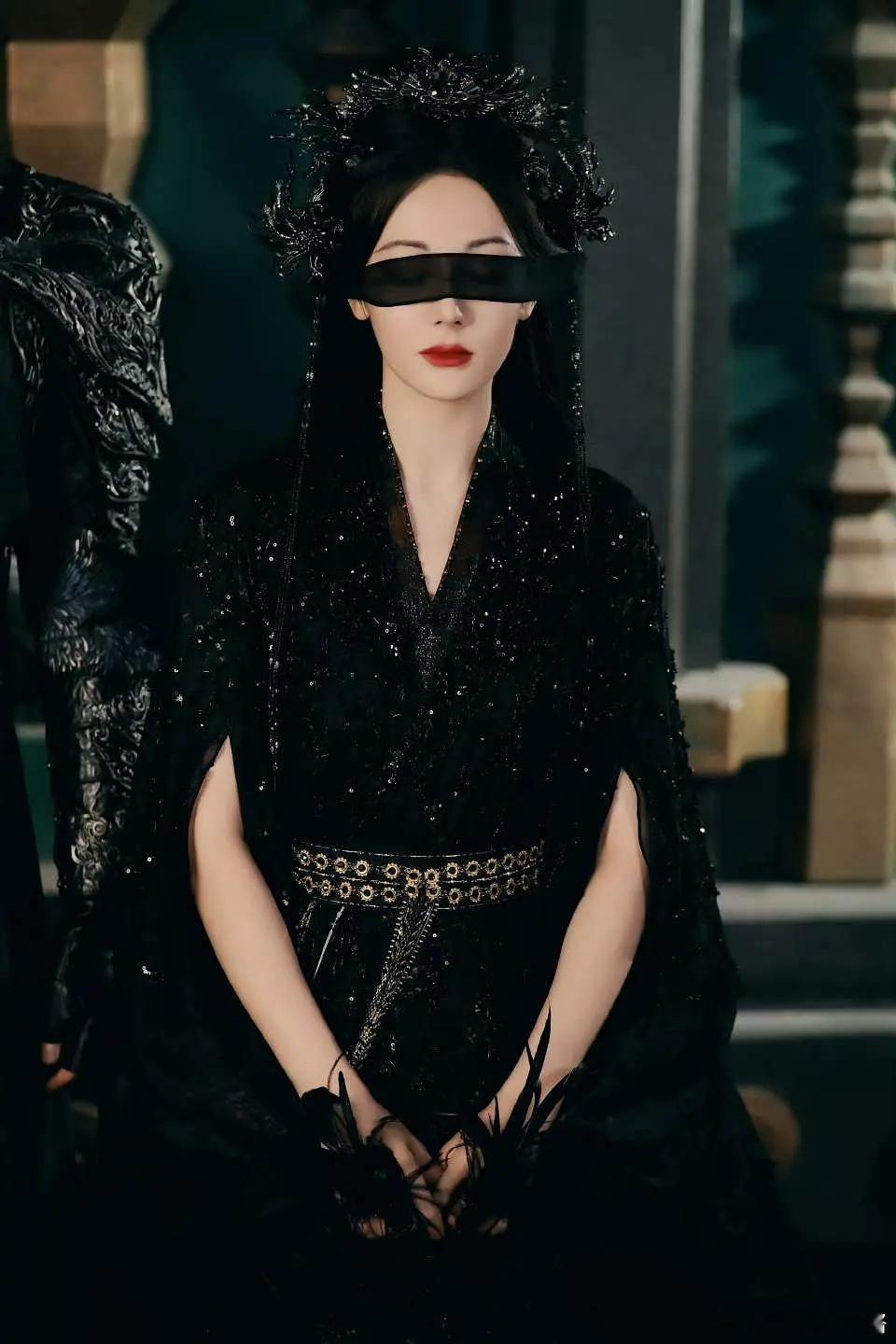 慕胥辞首发妆造，我组怎么没人发啊，暗黑美来啦 ​​​