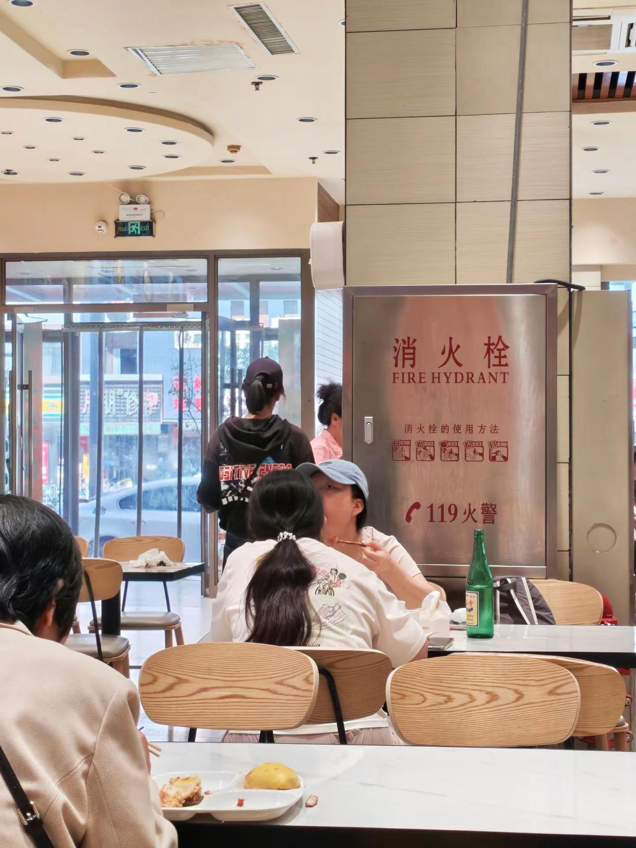 不明白为啥餐巾纸要放那么高