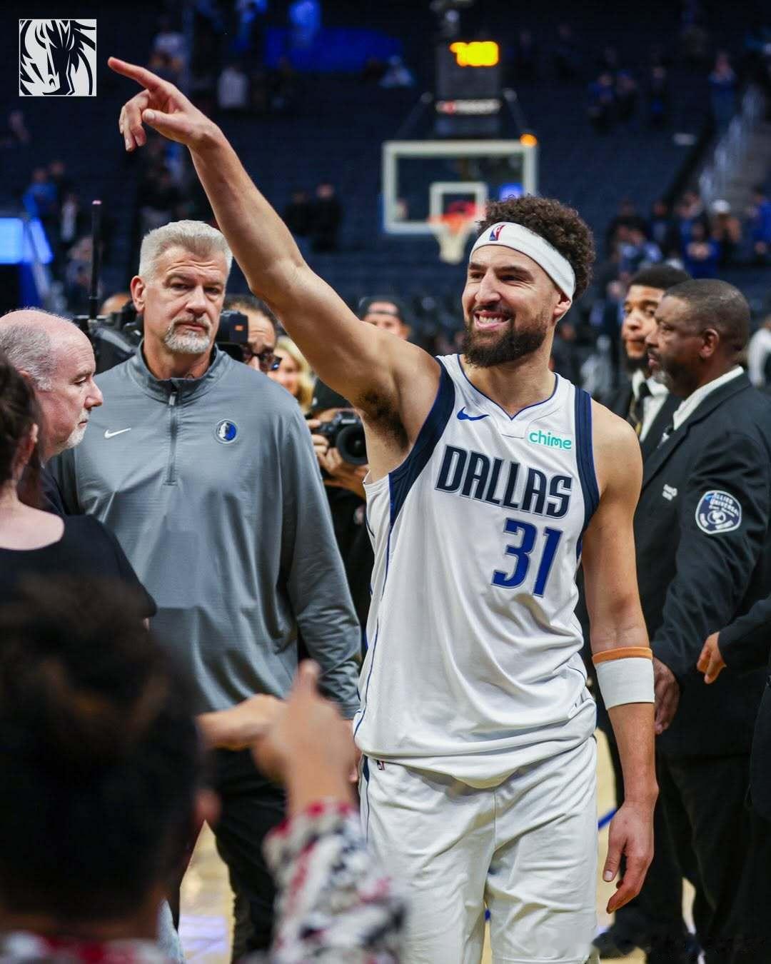 独行侠官方发图：克莱日快乐独行侠达拉斯独行侠克莱36岁生日快乐汤普森克莱汤普森克