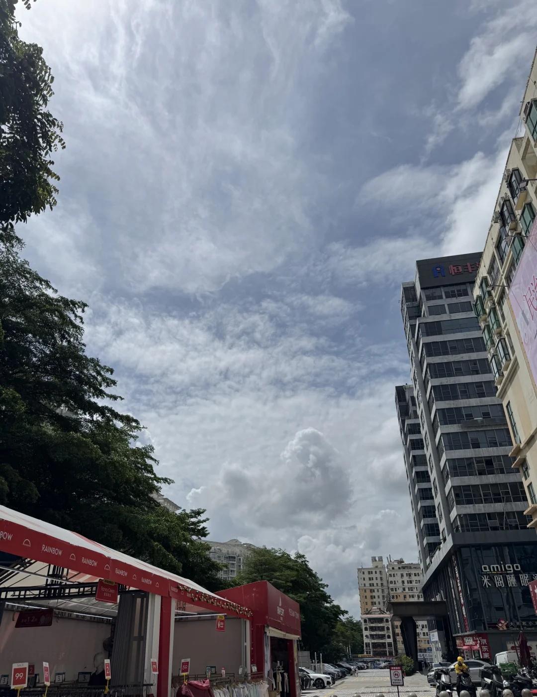 要么暴雨要么暴晒，深圳的气候不适合居住。服了。二选一，你总得选一个，两个我都不想