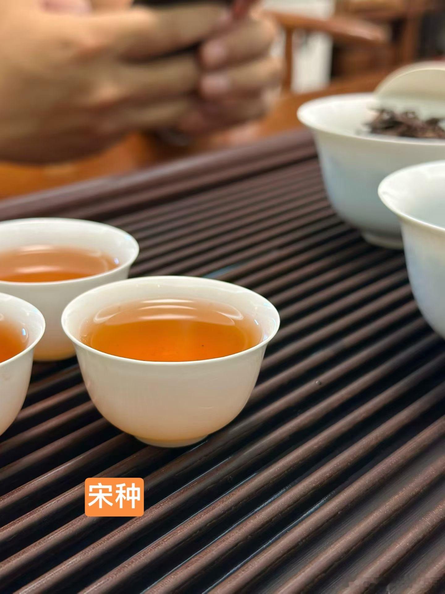 魔童打小跟着喝不同的茶，喝到喜欢的味道，她只会说，这个有花香味，喝老树茶，她的表