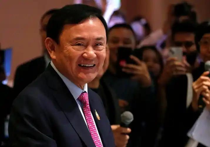 他信终于出狱了！这位76岁的泰国前总理跨出监狱大门，迎来的却不是欢呼。等待他的，