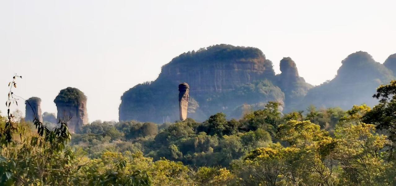 山若不邀我，我自赴山约，九州奇峰多，丹霞韵独卓。何不同行山水间 秋山登临 行山水