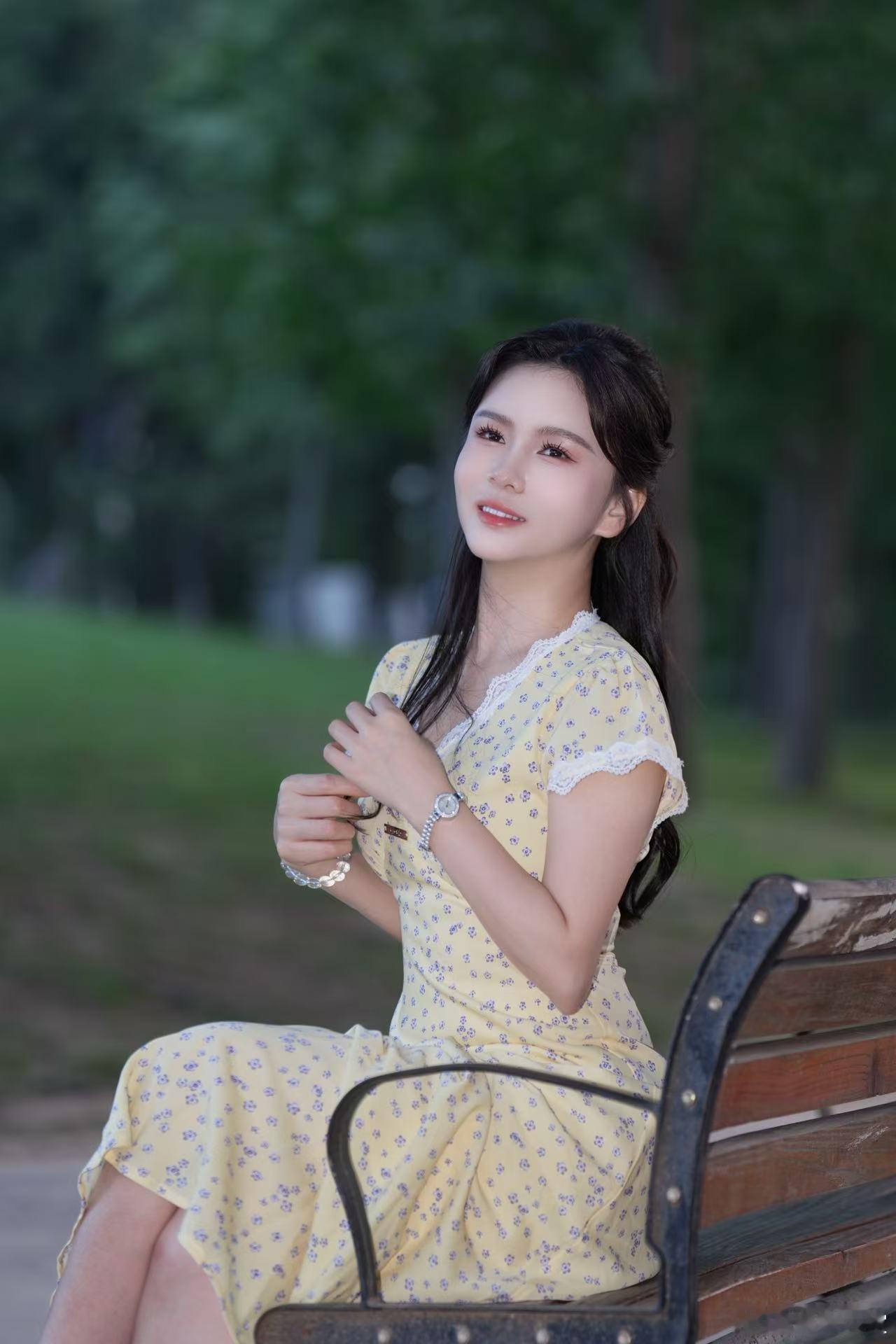 主持人刘美希[超话]凤凰网财经主持人刘美希 原来真的有人能把淡黄长裙穿出南法假日