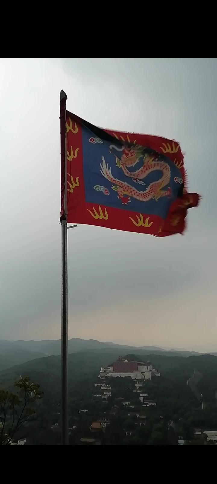 凭什么上来就乱收费？没有合同，业主并不认可，凭什么空降就乱收？公共收益凭什么都进