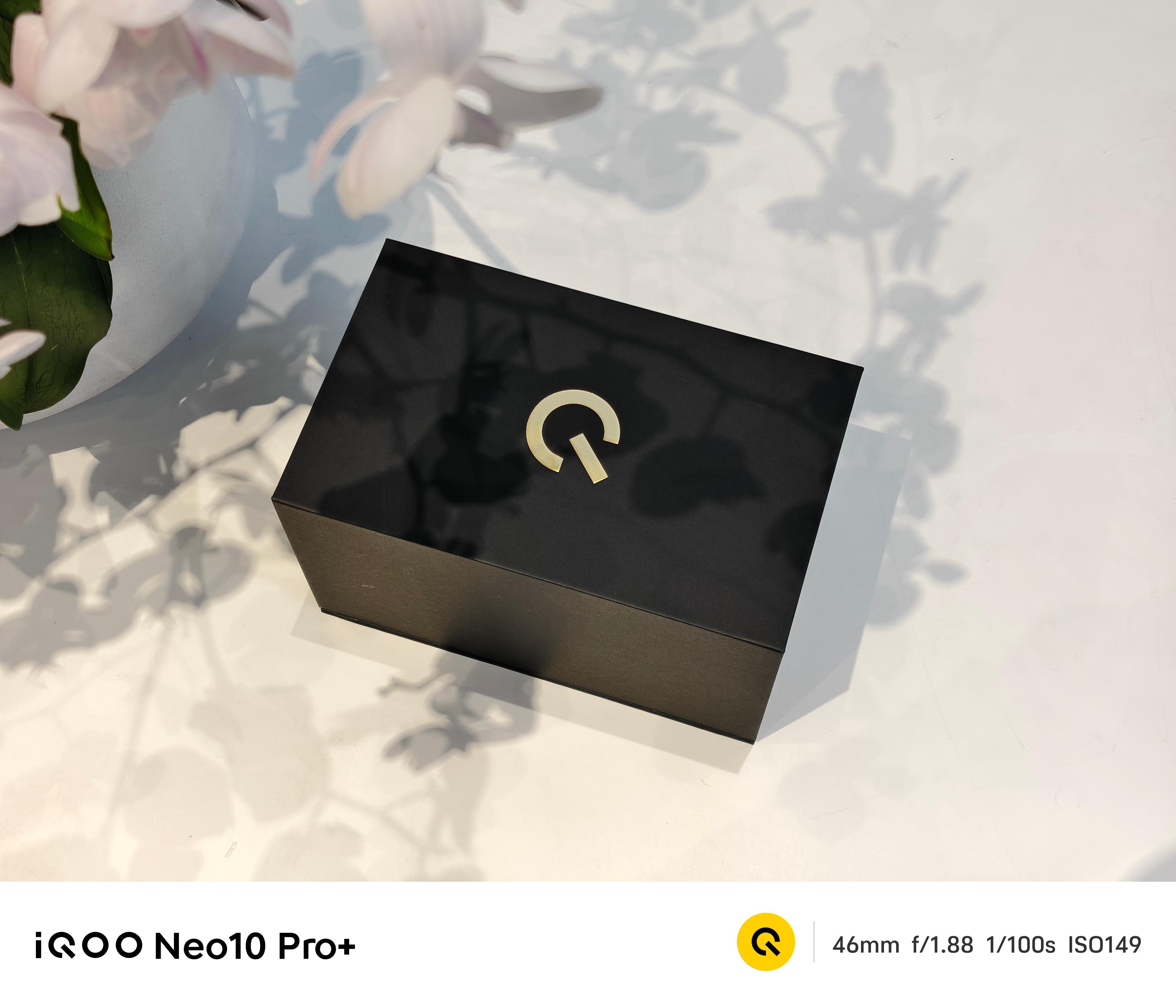 一大早发现车里新包裹还没拆，原来是iQOO Neo11的发布会邀请函，一个可伸缩