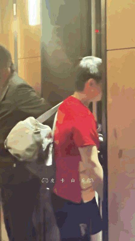 莎莎下班回到酒店，横滨时间已经是凌晨了，辛苦了！
比赛拖场了一个半小时，加上比赛