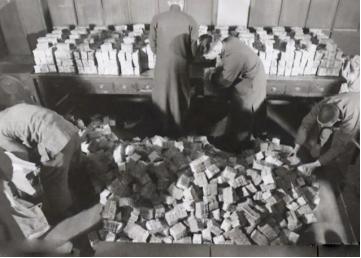 1949年，老蒋带着400万两黄金来到了台湾，400万两也就是125吨，现在按每