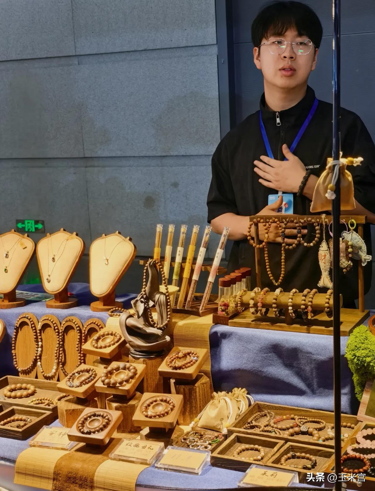 “00后摊主”，打破了非遗传承人的老龄化印象，将“盘串”从“中老年爱好”转化为“