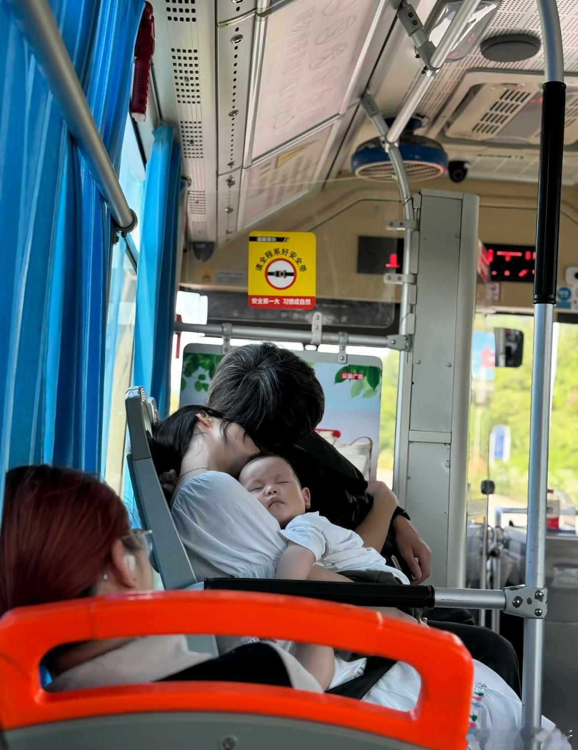 在公交车上拍到了幸福的一家三口 ​​​