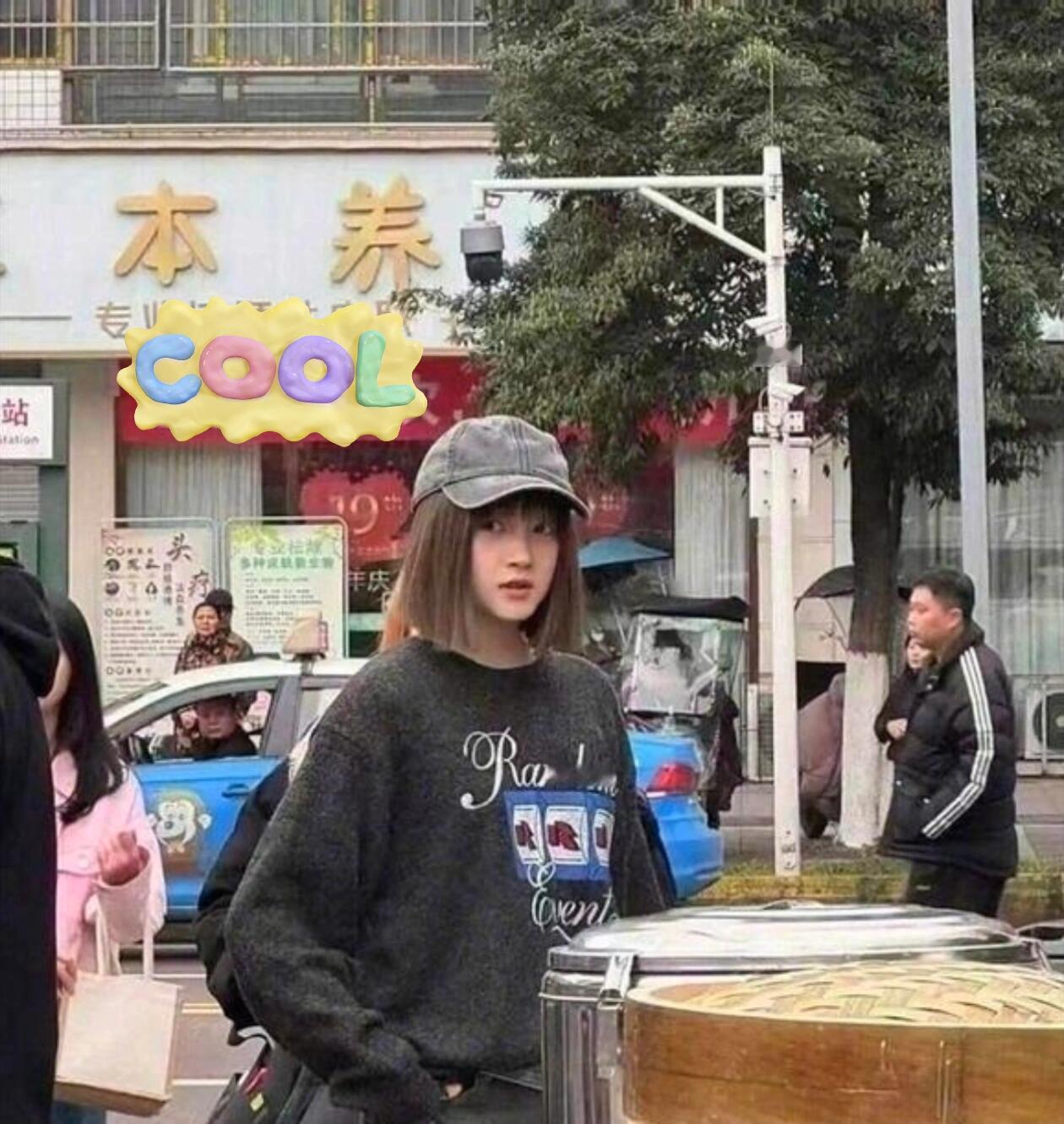 这时候的关晓彤才15岁吧她的脸也太小了目测比巴掌还要小一些路人都纷纷盯着她看，这
