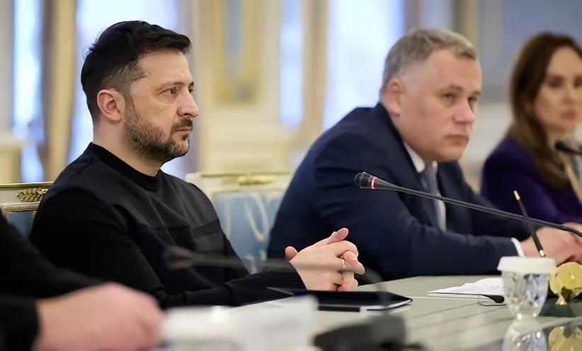 会谈终于结束了，泽连斯基要出局了？
当地时间2月17日，俄乌美第三轮三方会谈首日