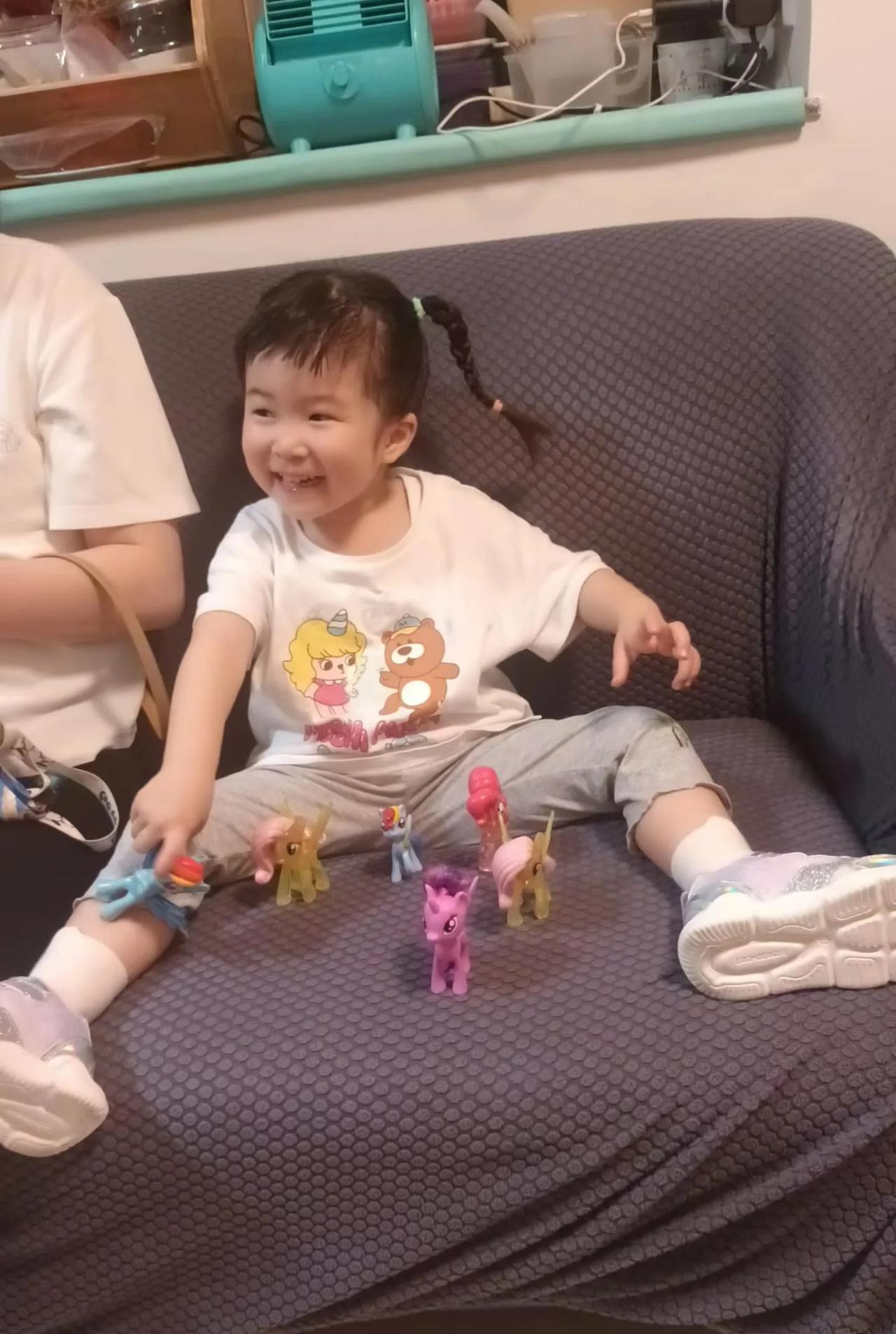 入夜十点了，小孙女来探望奶奶爷爷，小嘴巴讲个不停，吐字表达完整清晰。穿了踏地闪光