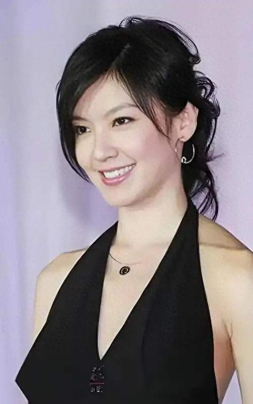 和17个男友滚床单？她被称是圈内"最野"女星，如今50岁仍身材火辣