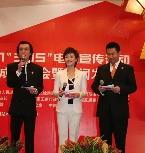 2007年，央视主持人李咏、赵赫，一张罕见的合影，看起来精气神十足。
 
赵赫出