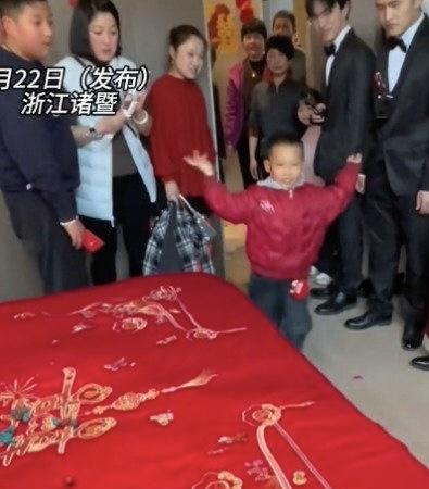 浙江诸暨的一场婚礼上，一个小男孩成了全场焦点。他不是来吃喜糖的，而是被请来当“滚