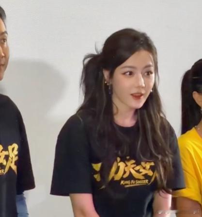 迪丽热巴听到周星驰女儿的表情迪丽热巴在《功夫女足》杭州路演现场把徐娇当成了周星驰