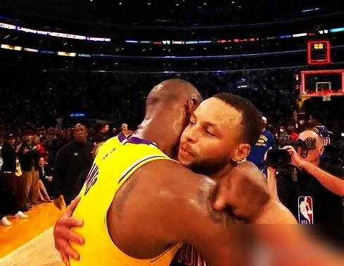 库里坐死板凳，追梦格林拿球死活不看篮筐。你真以为勇士拉胯？他们是在砸出真金白银，