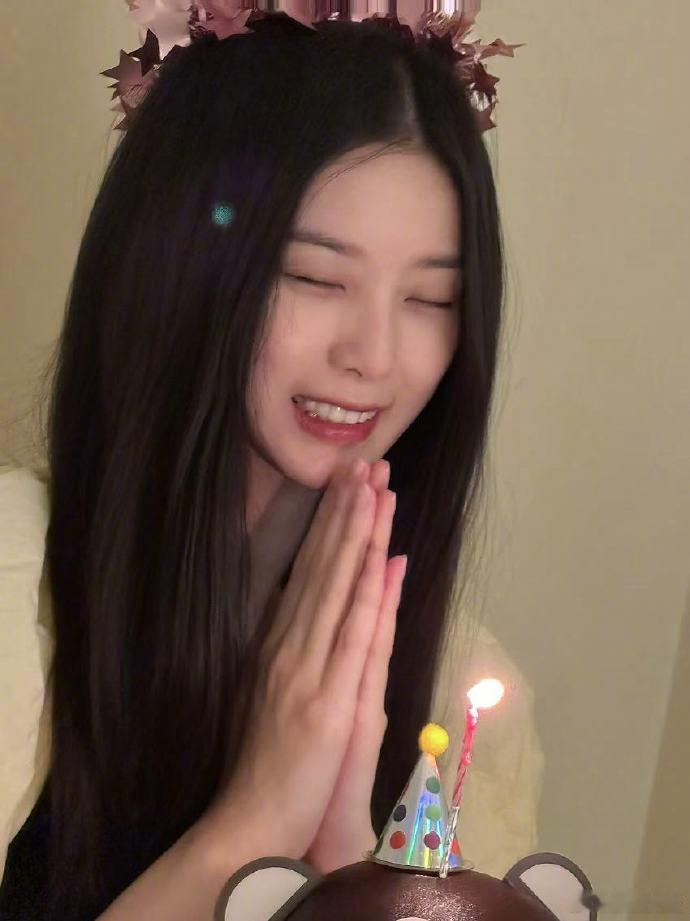 #黄子韬拍的徐艺洋好艺术##黄子韬给徐艺洋拍的庆生照#黄子韬拍的徐艺洋庆生照充满