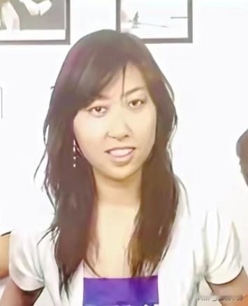 项立刚夸贾浅浅长得漂亮，说她是满月般的脸庞，端庄大气。面对这样一张漂亮的脸蛋，他