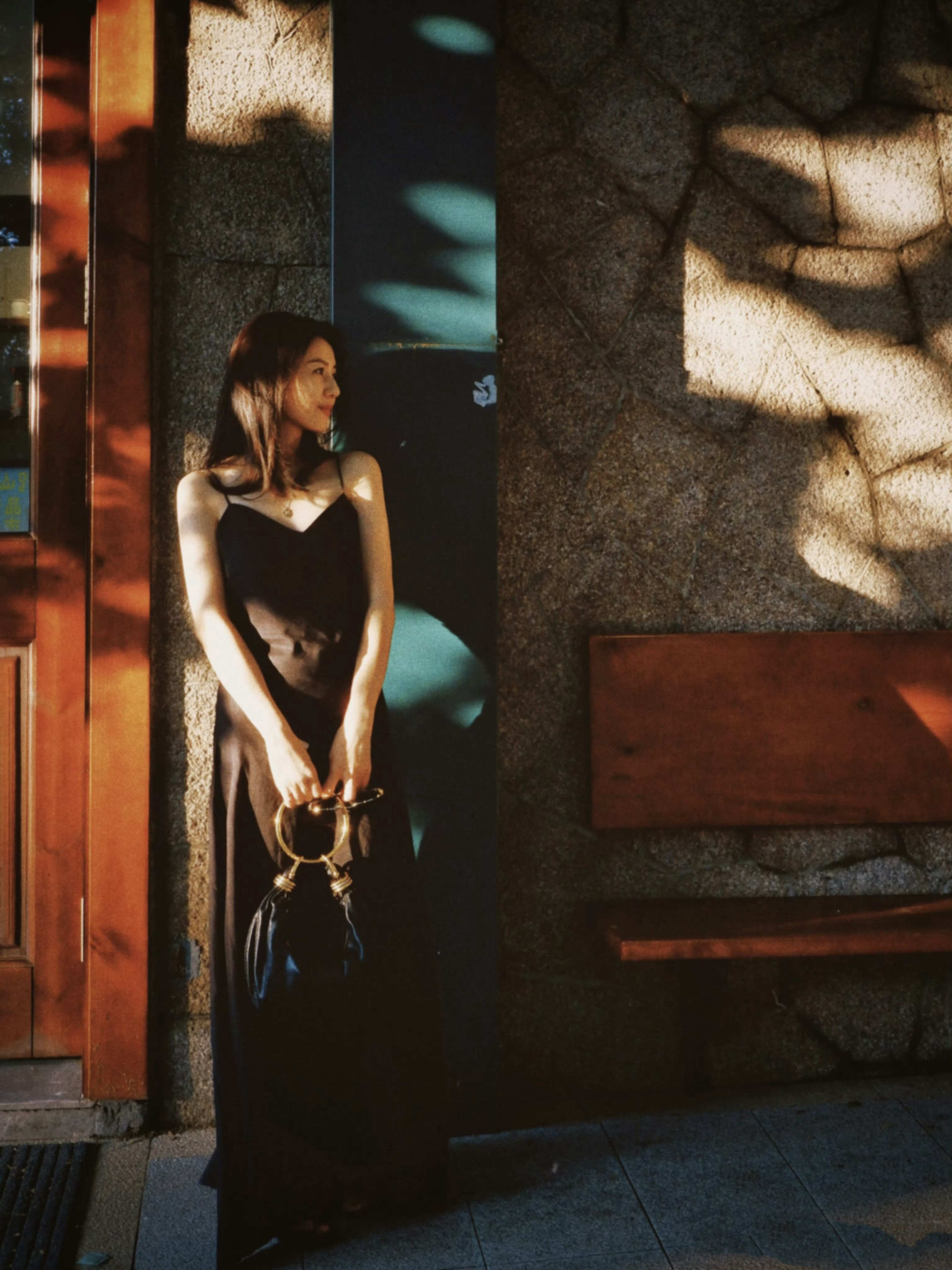 OOTD傍晚的阳光被建筑切割成明暗交织的色块，婆娑的树影在墙面上流动，为静谧的场