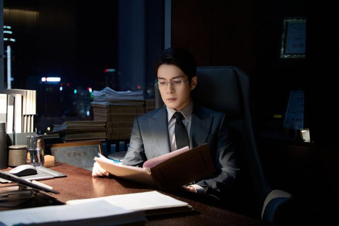 韩东君路灯下的小狗眼神 谁刷到韩东君路灯名场面了！平时李信气场全开，辩论时气场压