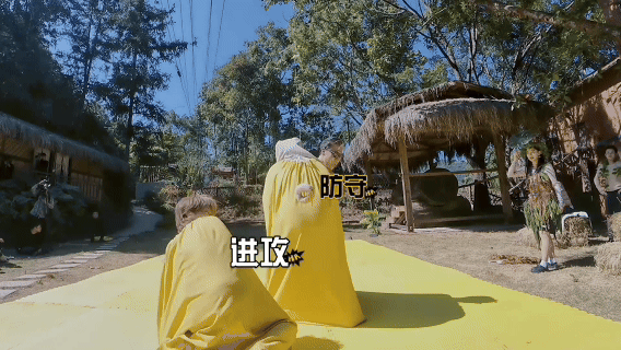 鹿晗咬了陈赫屁股哈哈哈哈哈回看整场事件脉络格外有趣，从美食争夺演变成好友打闹。鹿