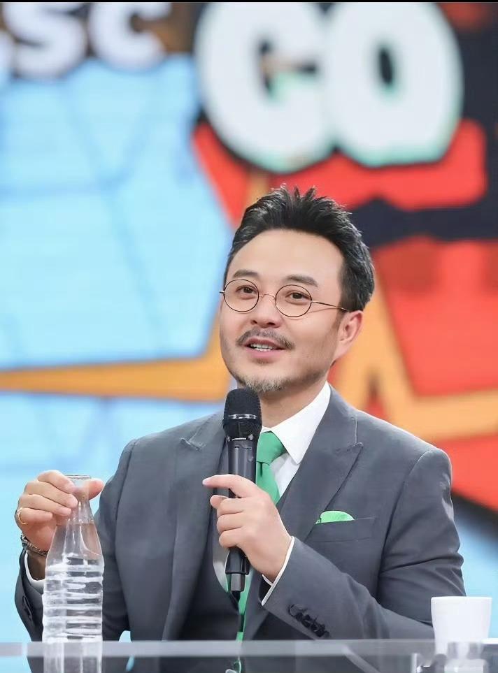 哇！刷到汪涵近期状态，确实能明显看出岁月痕迹。汪涵好显老总有人拿他和何老师对比，