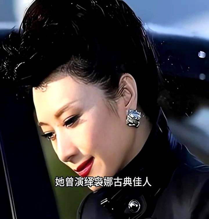 海军大院的“全民女神”王静，最近一张扎麻花辫的照片火了。

60岁的人，在好友家