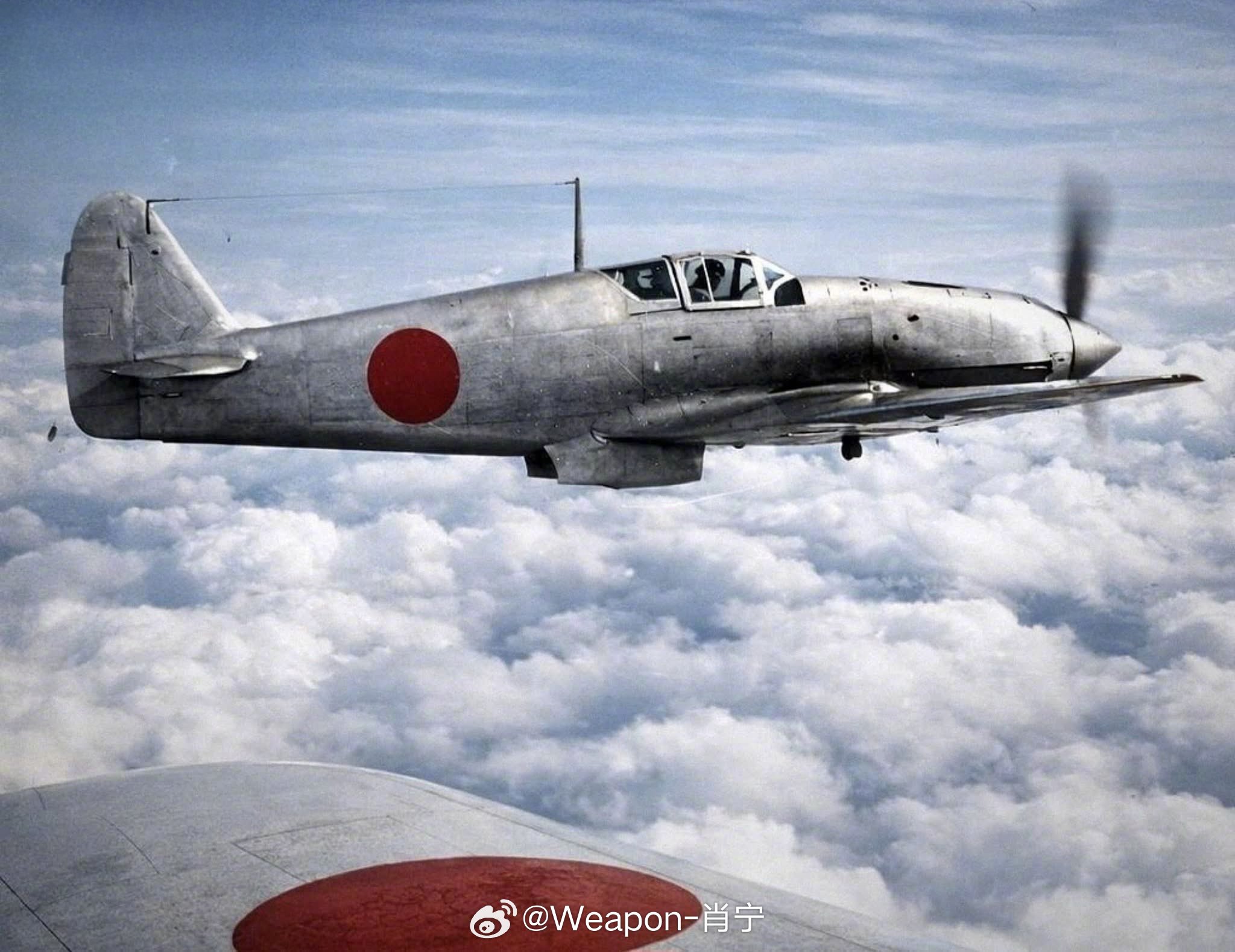 烽火问鼎计划 一张由僚机飞行员拍摄的三式战Ki-64飞燕战斗机彩色照片，据信拍摄