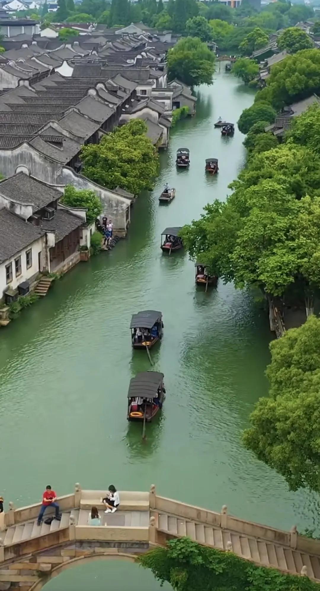 一个很朴实的小镇，走在青石板路上，偶然下起了小雨☔️，漫步于江南水乡的长巷，一副