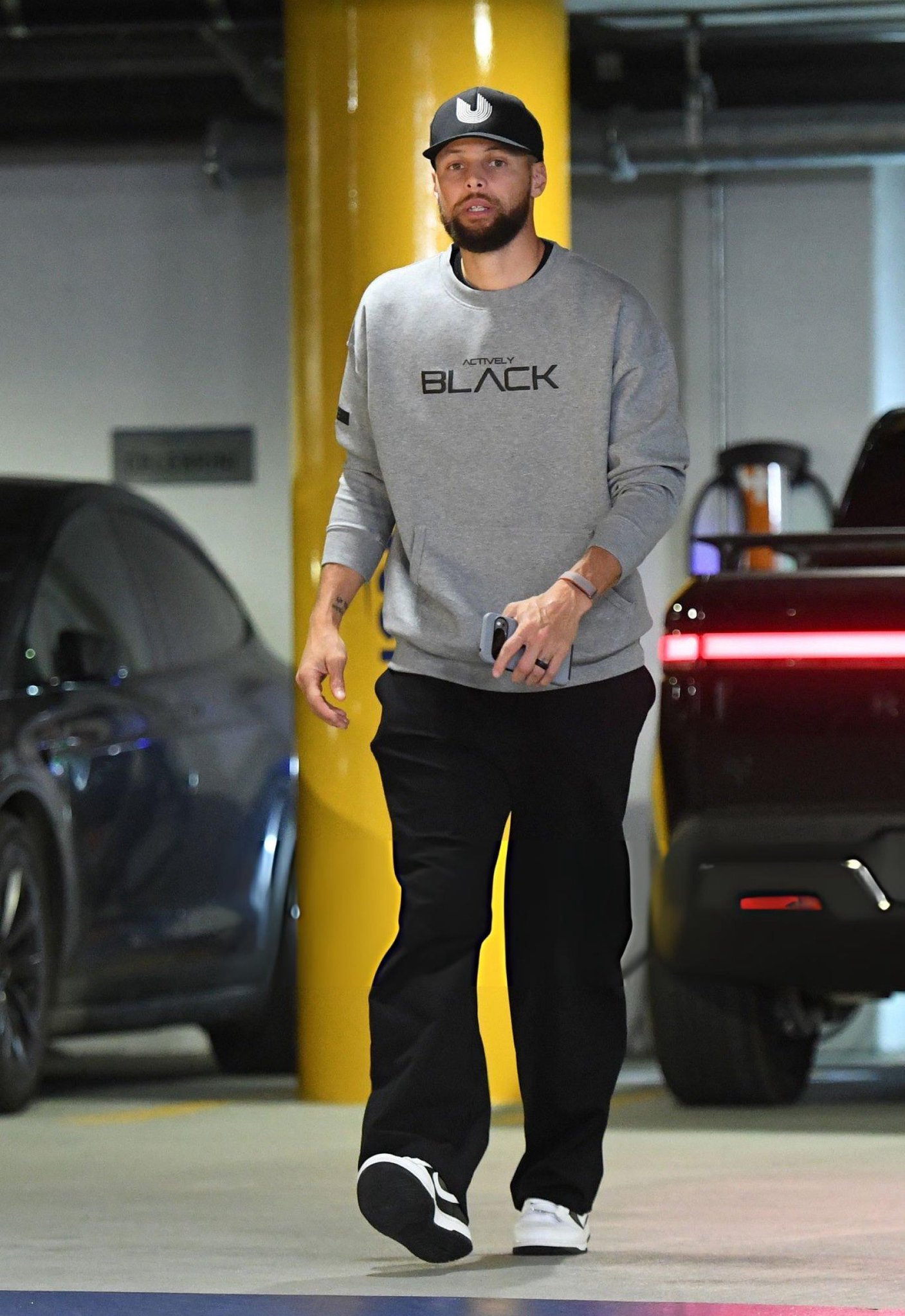 Shams：斯蒂芬-库里将于下周接受复查，目前他正尝试让自己受伤的膝盖逐步恢复训