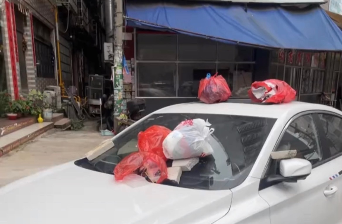 【梧州永乐街小车停路边被丢多袋垃圾到车上】4月27日，网友爆料称：广西梧州藤县永