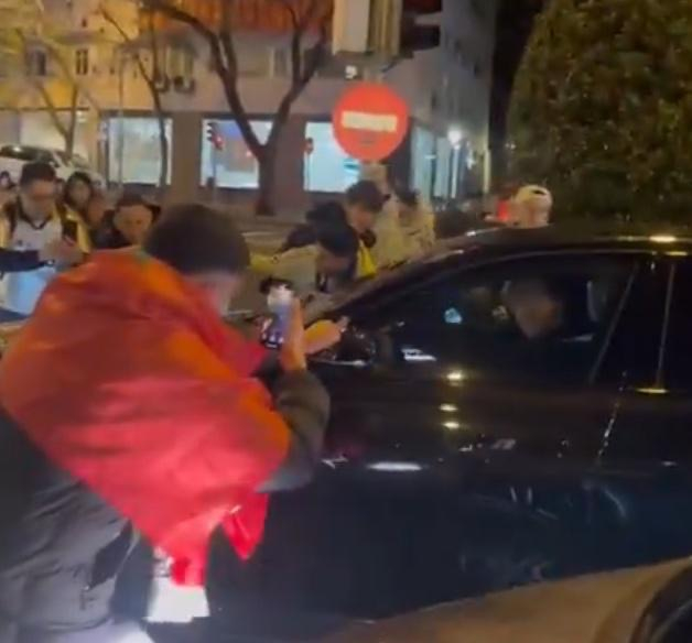 当哈维·阿隆索离开伯纳乌球场时，一些皇家马德里球迷走近他的车，向他表示支持。一位