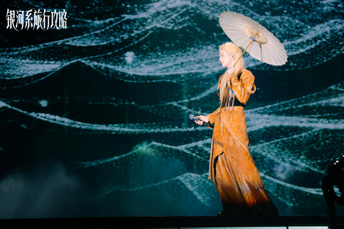蒲熠星别样舞台风情蒲熠星巡演氛围感拉满 蒲熠星巡演进行时，复古电话亭旁的他魅力十