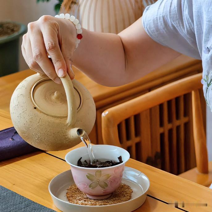 《茶味吟·古文体》
茶之味，静中凝。初若苦，终若饴。不似酒之闹，非同蜜之腻。碧瓯