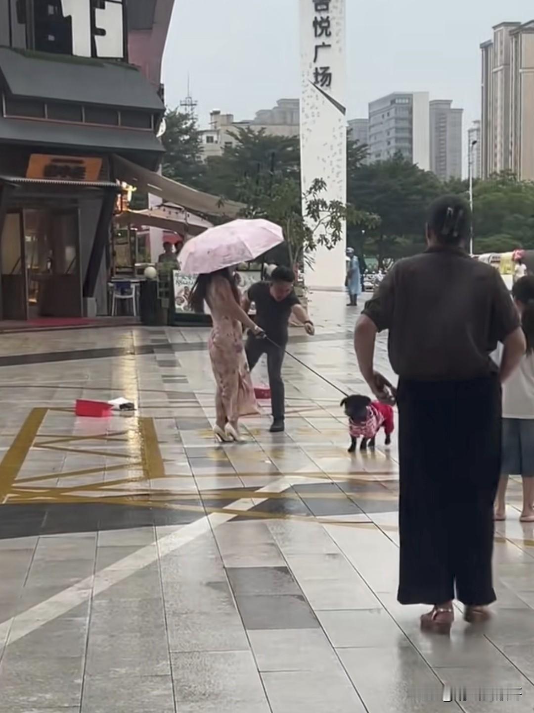 看样子这位大哥是真的崩溃了，他说他白天要上班，晚上还去跑外卖赚钱，结果在老婆那里