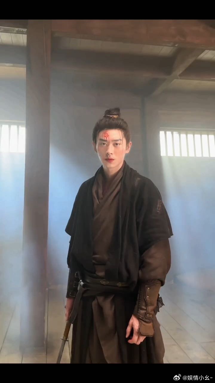 张水仔扮演者评论区现状张水仔演员评论区堪称大型玩梗现场。剧里是杀伐果断的悍匪，剧