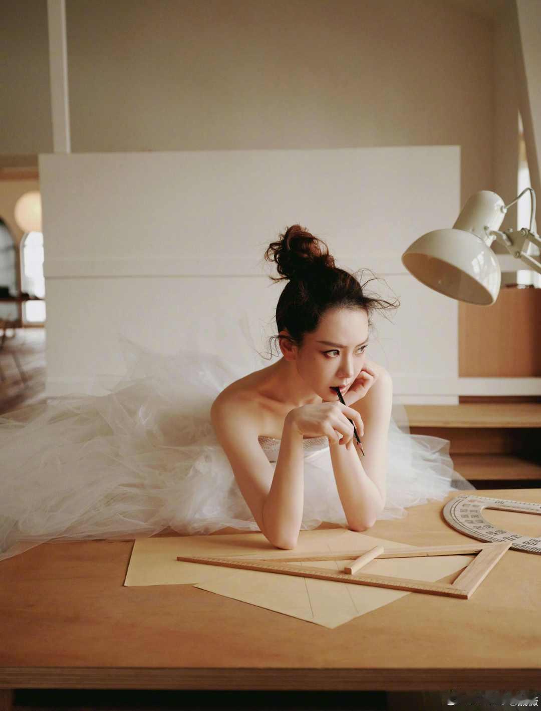 #戚薇露肩轻纱蓬蓬裙# 戚薇以一袭梦幻露肩轻纱蓬蓬裙，轻盈漫步于七夕夜空下，仿佛