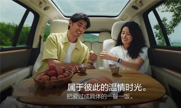 坐车里可以尽情写作业了！理想i8独立配件大桌板正式上车