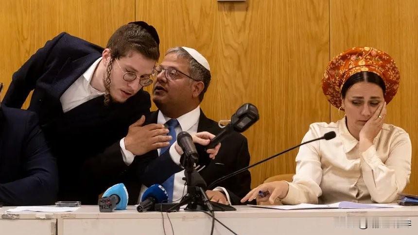 以色列战争部长本·格维尔在以色列火炬点燃仪式上被请出贵宾区，愤然离场。

组织方